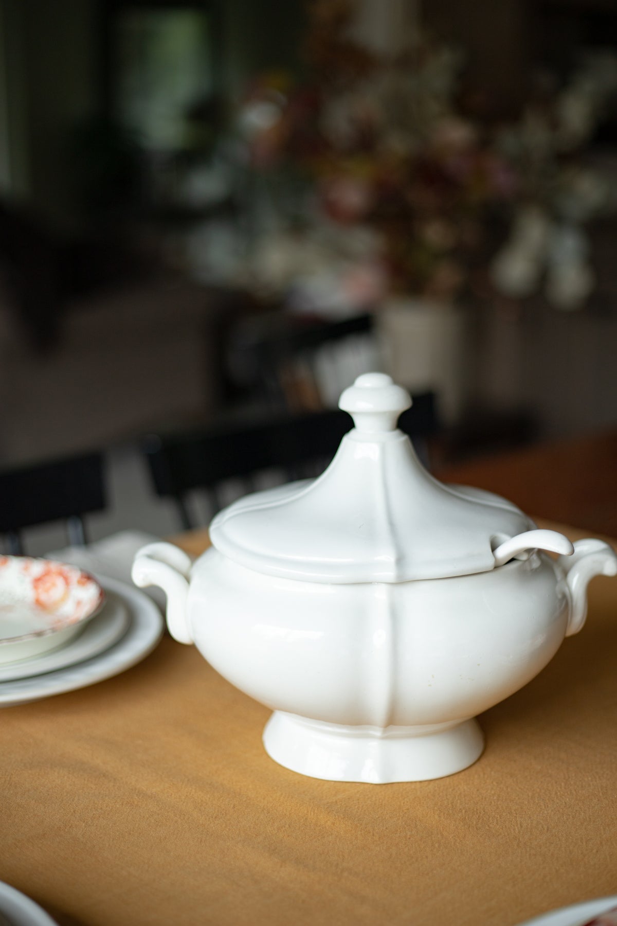 https://shop.wonderfullifefarm.com/cdn/shop/files/IMG_classic-white-soup-tureen-set_1600x.jpg?v=1692120769